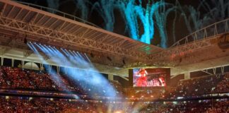 How do you win a moneyline bet, and how does handicapping work?